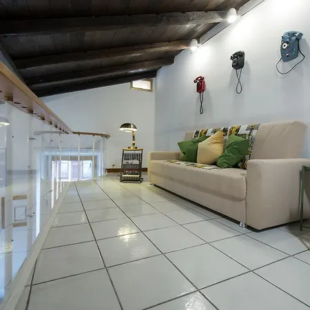 Roman Mezzanine 公寓